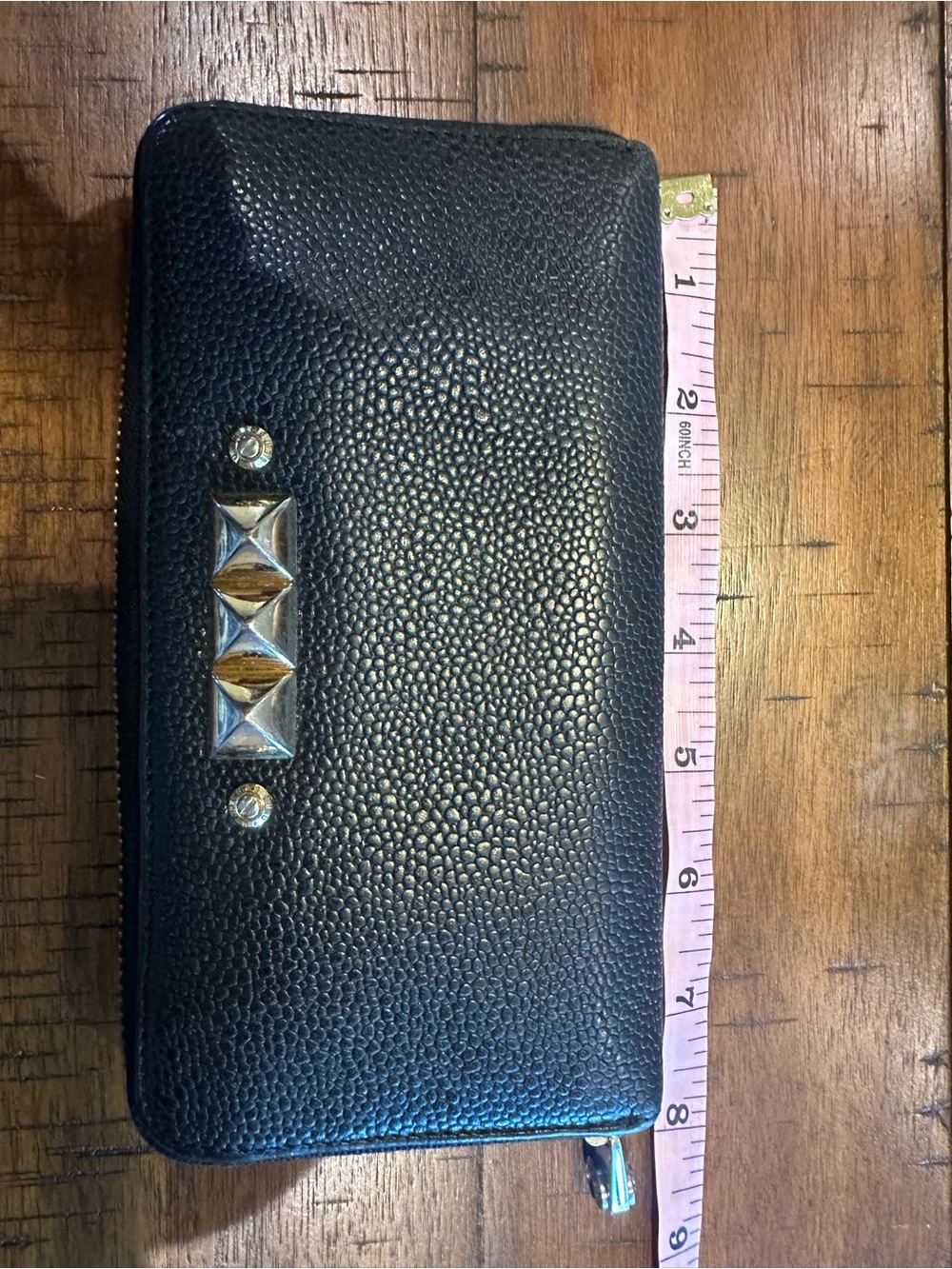 Rare!!! henri bendel Black Pebbled Leather Zip Wallet with Pyramid Studs - Picture 9 of 10
